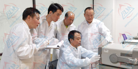 工程技術人員現場校準圖片 工程技術人員現場校準圖片