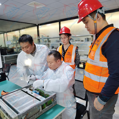 工程師進(jìn)行儀器維修圖片 工程師進(jìn)行儀器維修圖片